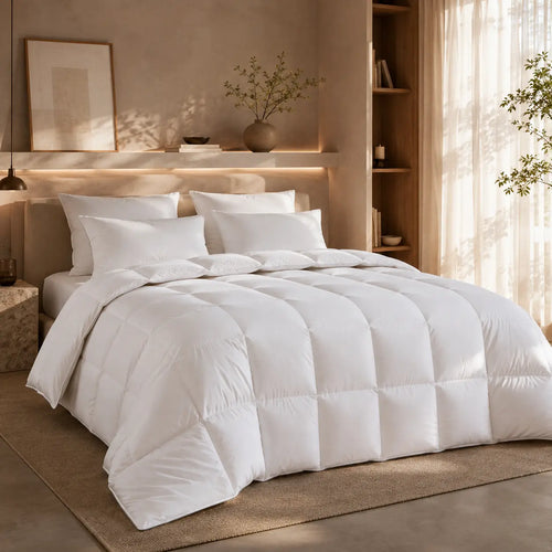 Couette d'hiver en plume et duvet de canard installée sur un lit dans une chambre chaleureuse